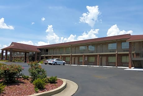Red Roof Inn & Suites Cleveland, TN