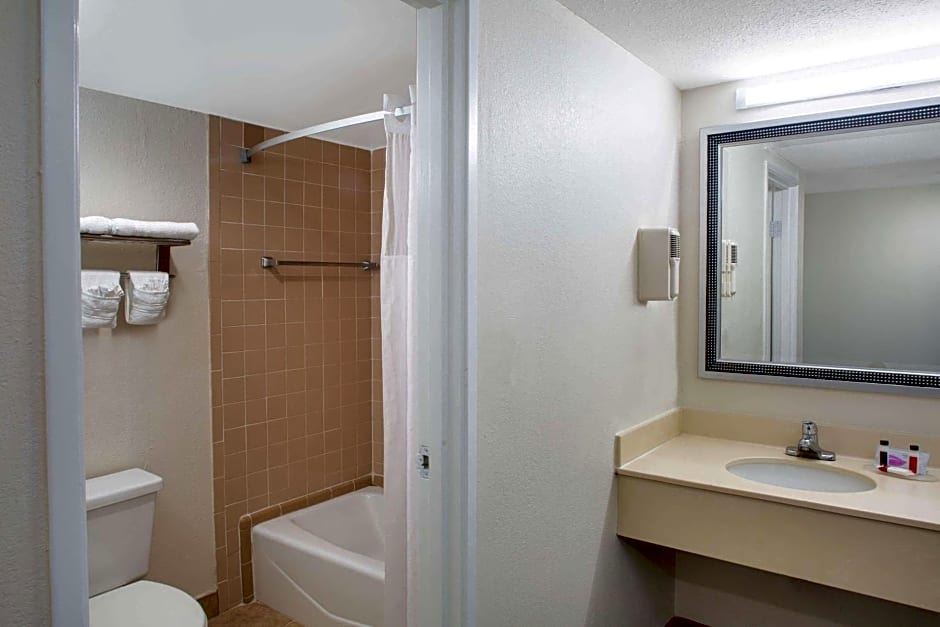 Days Inn & Suites by Wyndham Tallahassee Conf Center I-10