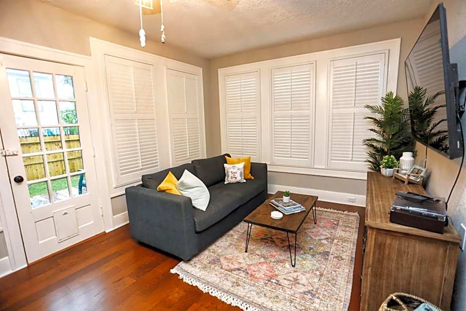 Historic Home Family Friendly Close to Seawall