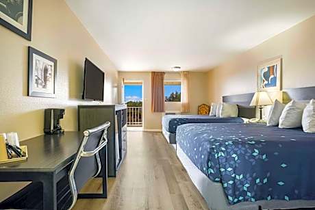 Double Room with Two Queen Beds - Non-Smoking