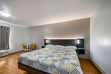 1 King Bed | Micfridge