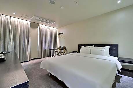 Deluxe Double Room with Busan Tower View