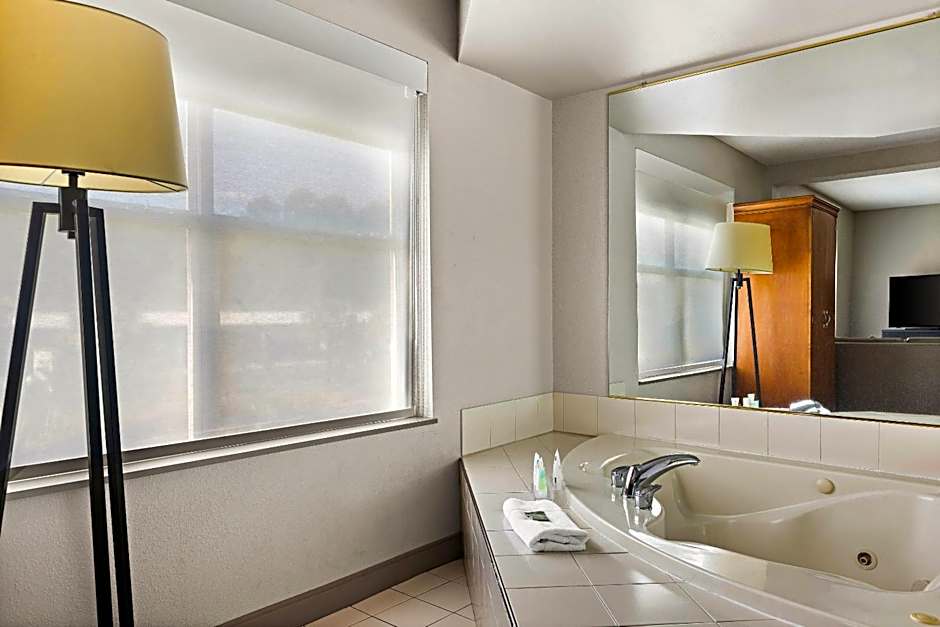Country Inn & Suites by Radisson, Hinesville, GA