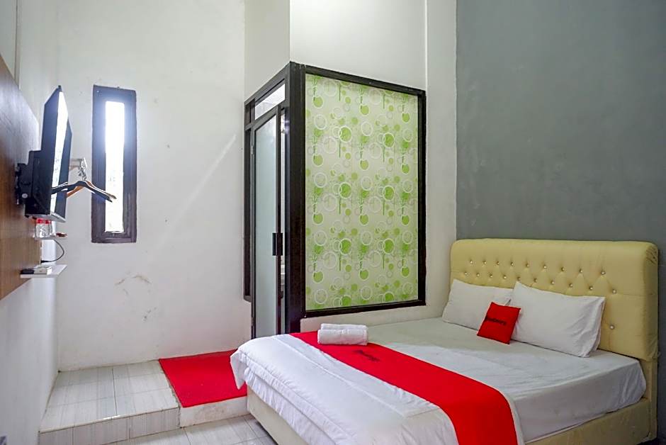 RedDoorz Syariah near Alun Alun Kajen