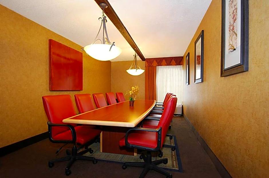 Holiday Inn Express Forsyth By IHG