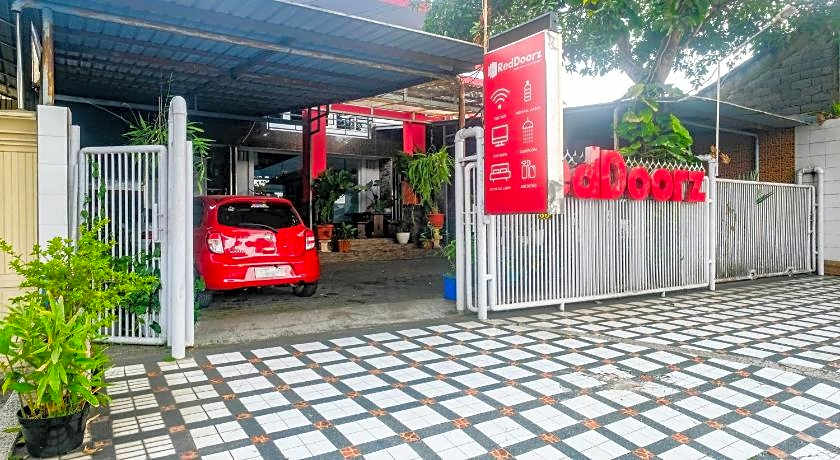 RedDoorz near Batik Tulis Celaket 2