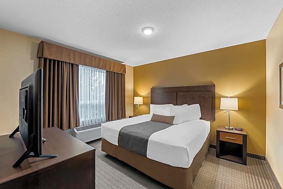 Best Western Plus Lacombe Inn & Suites