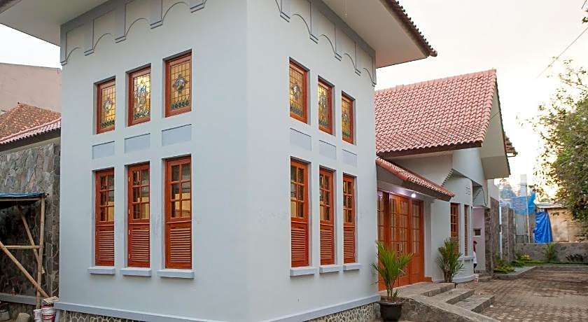 RedDoorz Plus near Pasundan University