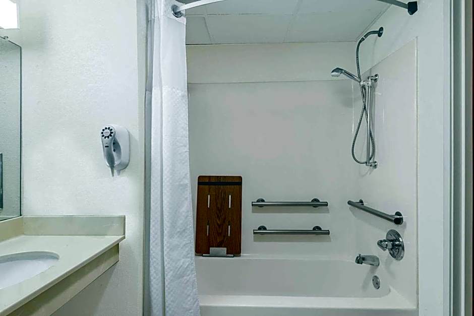 Days Inn by Wyndham Norton