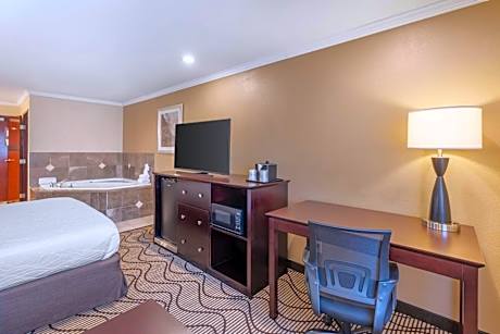 Executive King Suite with Jetted Tub - Non-Smoking