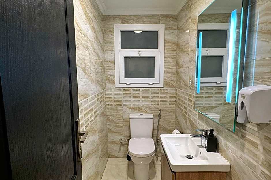 Calm & Classy 2BR - 5 min to Airport