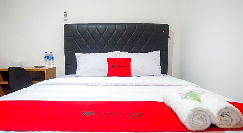 RedDoorz near Kawasan Simpang Lima Area