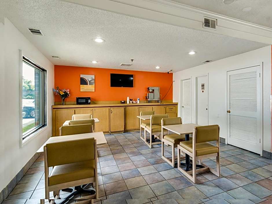 Motel 6-Waukegan, IL