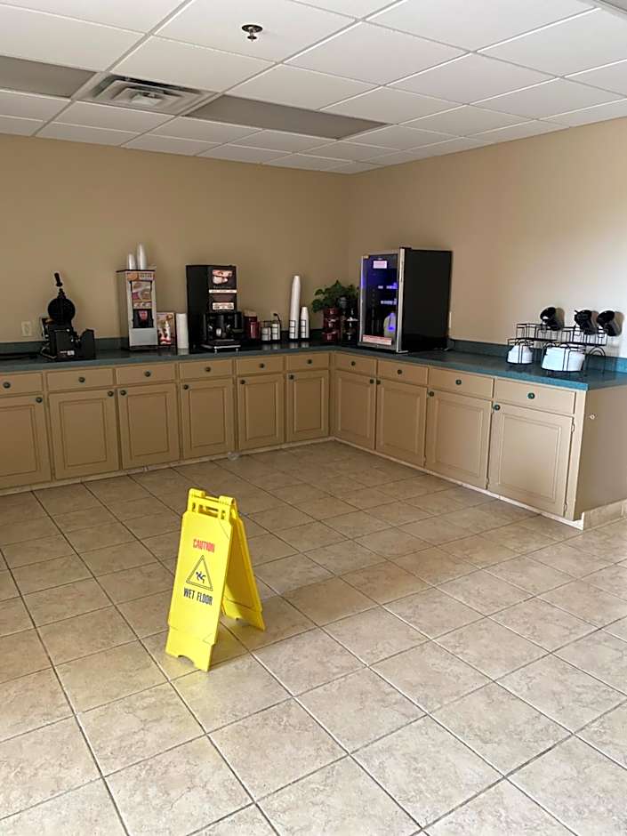 COLLINS INN & SUITES