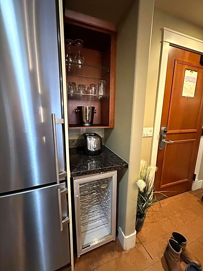 Solara Escape - 2BR Retreat with Pool - Hot Tub - Gym - Spa