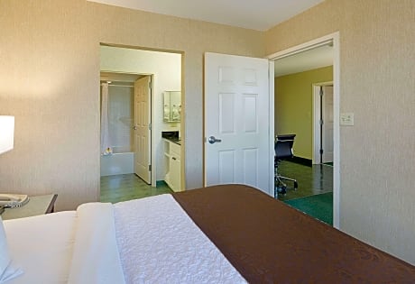 Queen Suite with Two Queen Beds - Mobility Accessible/Non-Smoking