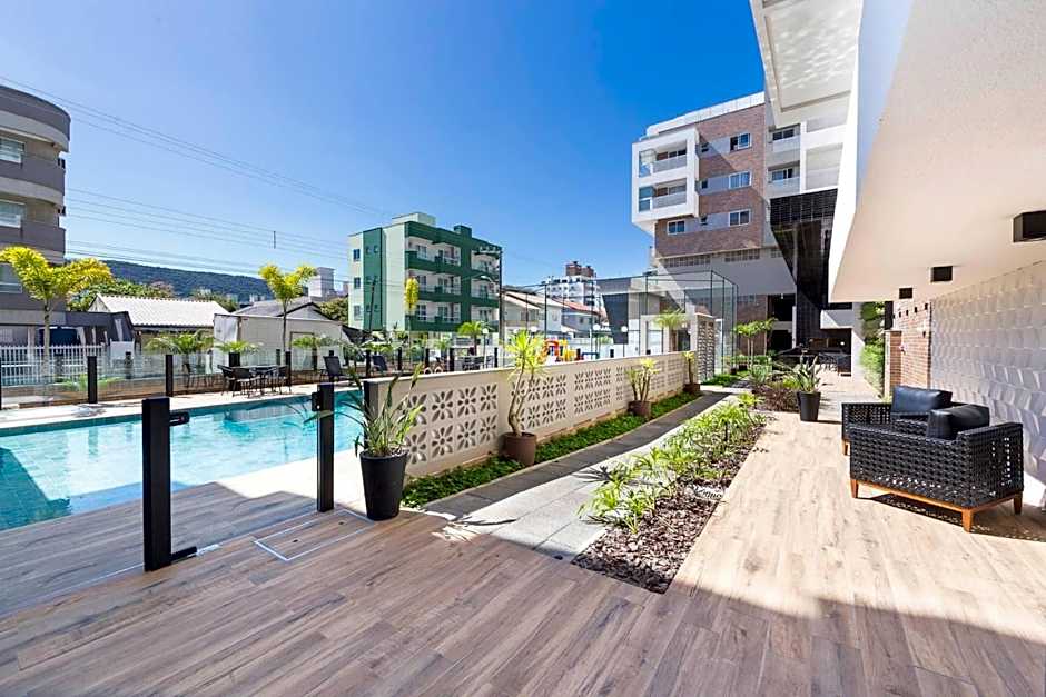 Terrazzo 402B - Apartamento 02 suítes - Acomoda até 06 pessoas - À poucos metros da praia de Bombas - (Consultar serviços de roupa de cama e banho)