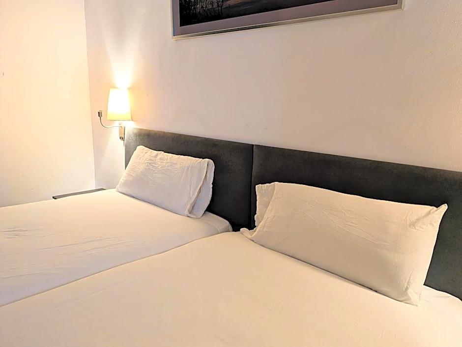 Foto 1 dari 8 — Triple Room