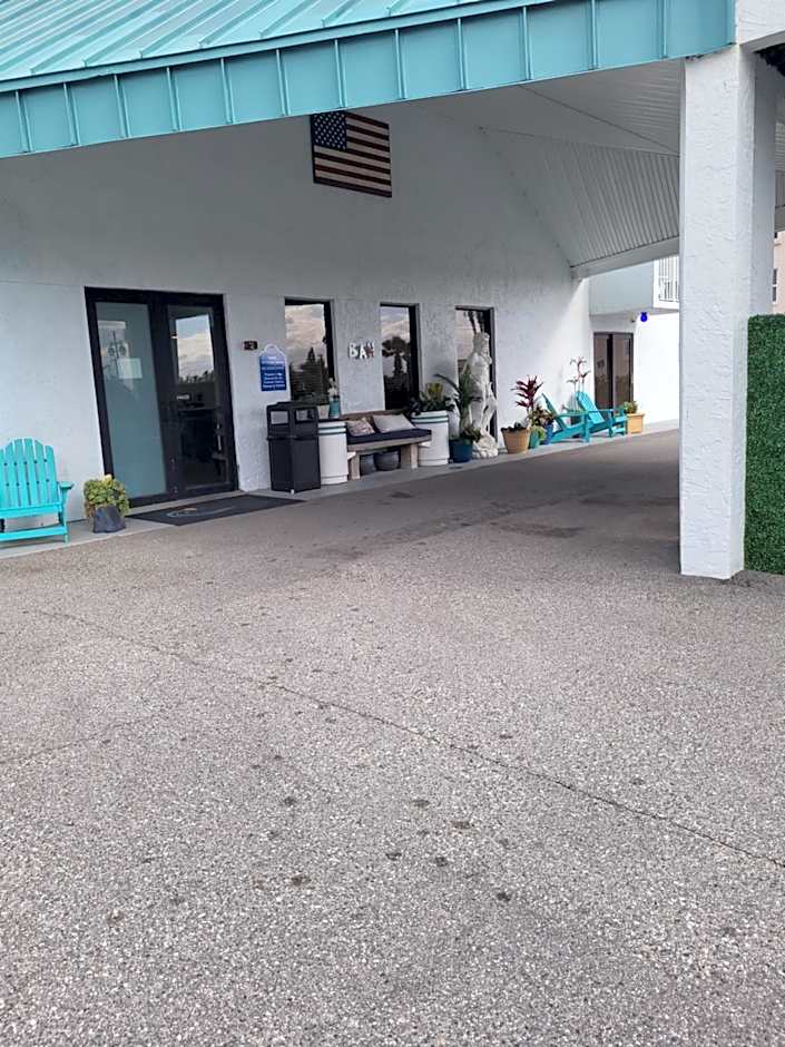 Beachside Hotel - POOL IS OPEN!