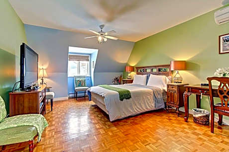 Superior Queen Room with Private Bathroom