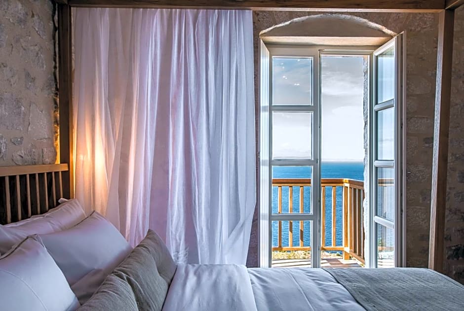 BASSA MAINA Villas & Suites