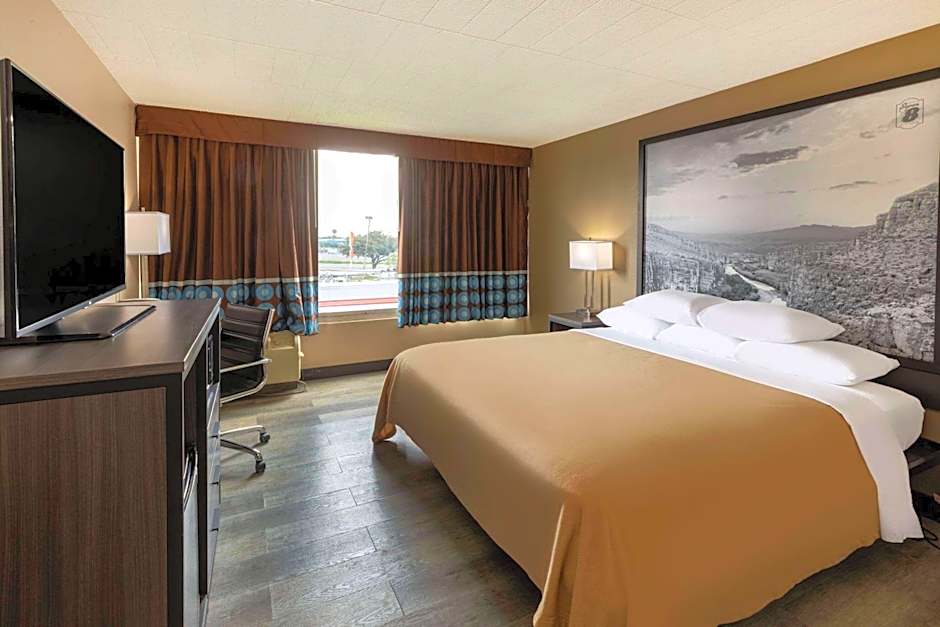 Super 8 by Wyndham Laredo