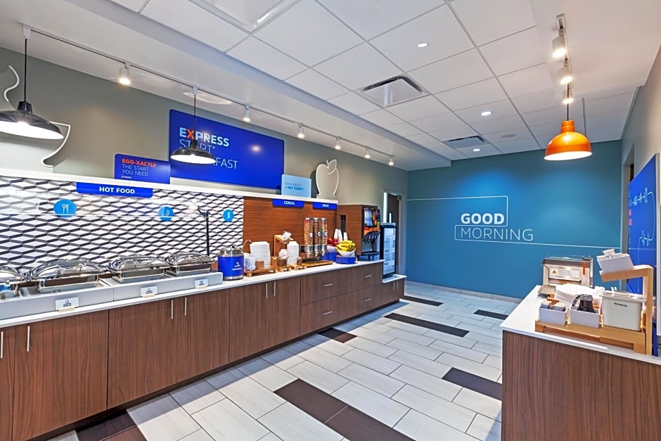 Holiday Inn Express & Suites TULSA SOUTH - WOODLAND HILLS