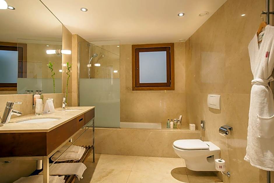 Petit Palace Hotel Tres