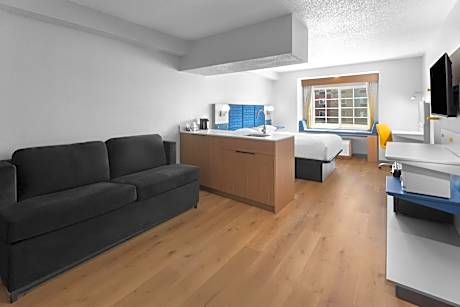 Queen Studio Suite - Non-Smoking