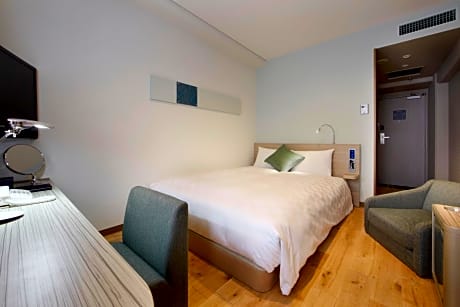 Small Double Room (Wooden Floor) with Lounge Access ＆ Complimentary Light Breakfast - Non-Smoking
