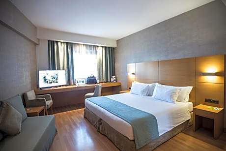 Family Room (2 Adults + 2 Children)