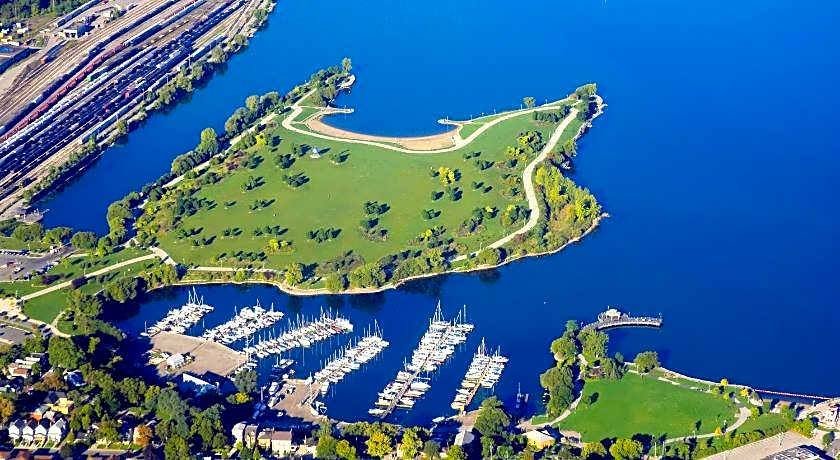 Premier Inn & Suites - Downtown Hamilton Hotel