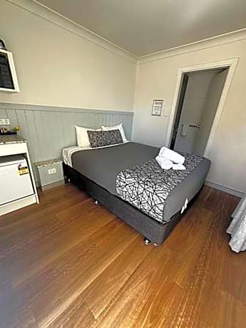 Budget Single Room - Street Parking