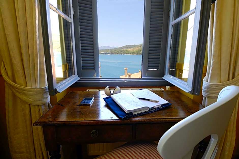 Sto Roloi Island Houses