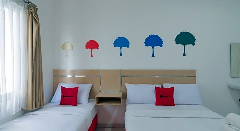 RedDoorz near Alun Alun Bandung 3