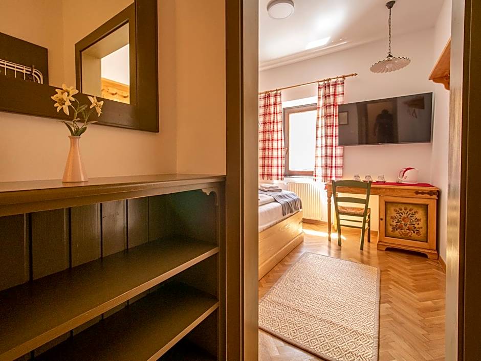 Berghi Hotel and Apartments