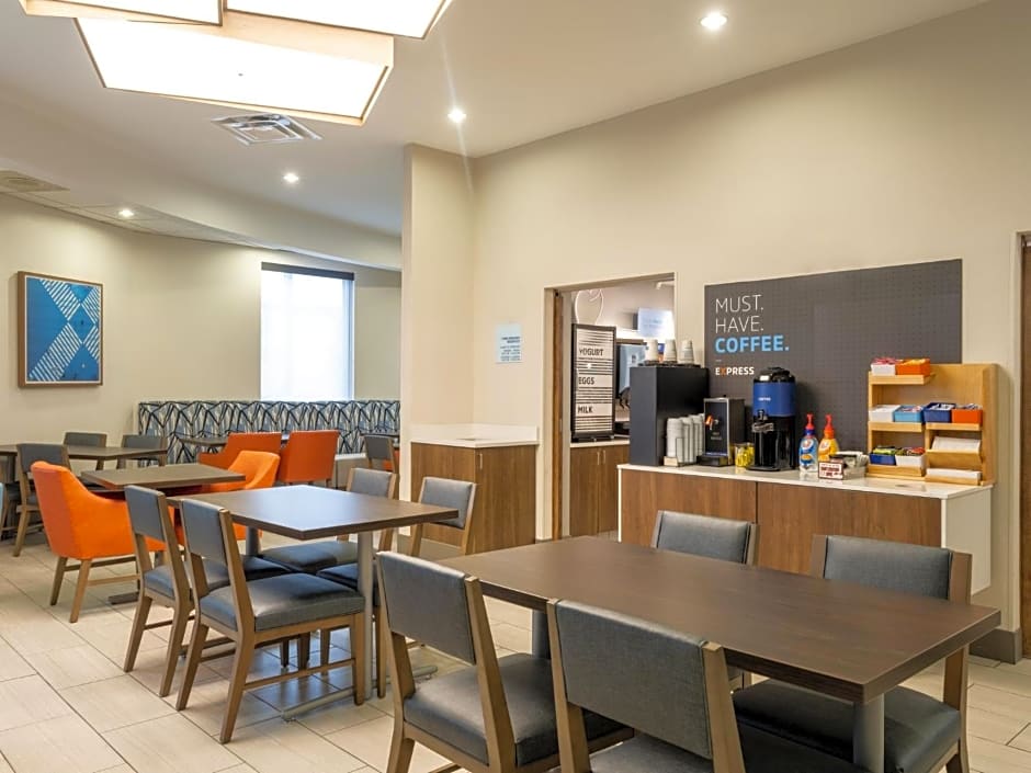 Holiday Inn Express & Suites Greensboro - (I-40 @ Wendover) By IHG