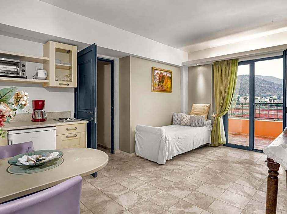 Golden Bay Apartments-Garden Haven