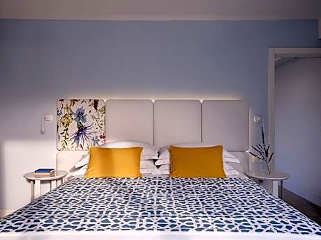 Family room courtyard view sgl use french balcony