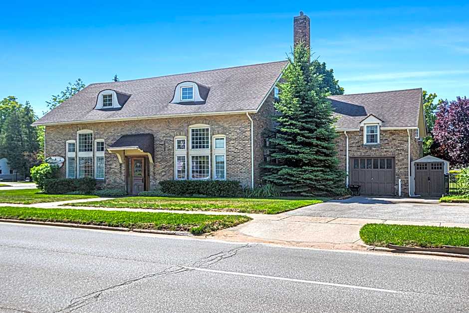 Ludington Pier House