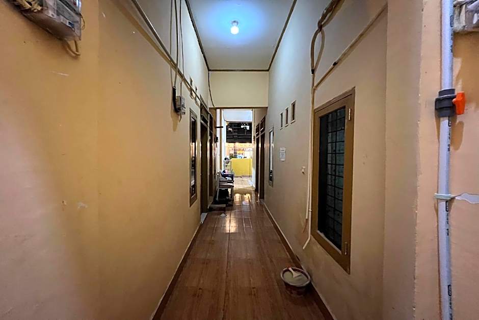 OYO 93756 Qq Kost Near Pantai Kebesaran Beach