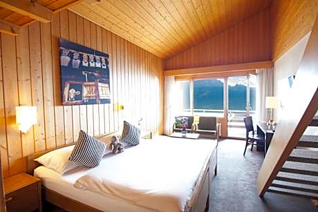 Family Room with Balcony and Lake and Mountain View