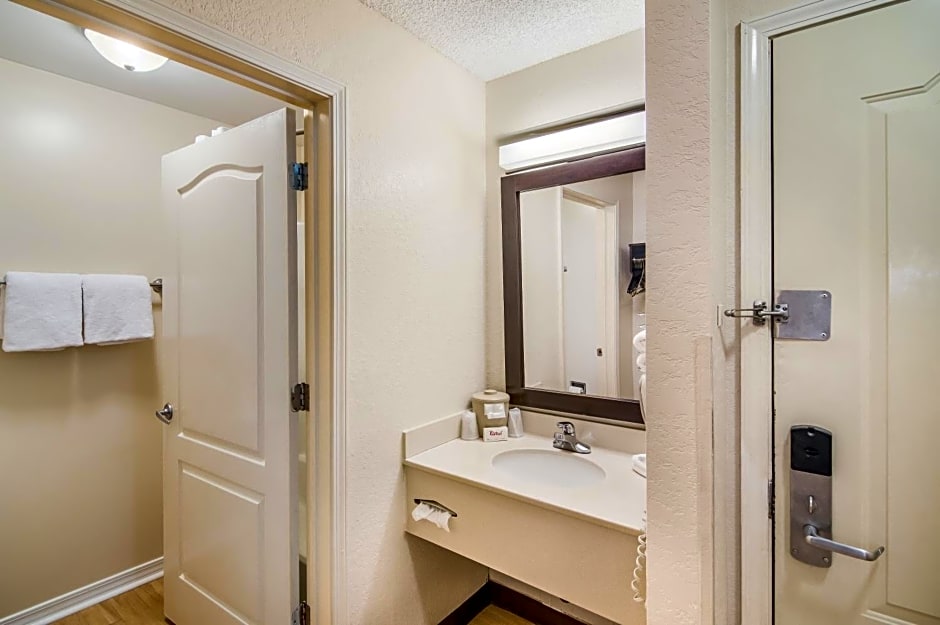 Red Roof Inn & Suites Pensacola East - Milton