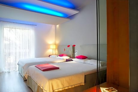 Family Room with Garden View