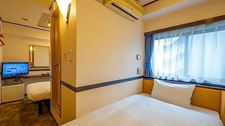 Standard Twin Room with a Shower & Bath Room between Beds - Non-Smoking