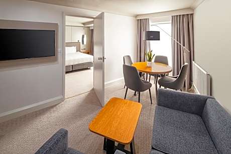 One-Bedroom Suite Lounge Access