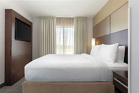 One-Bedroom King Suite with Sofa Bed - Mobility/Hearing Accessible with Tub