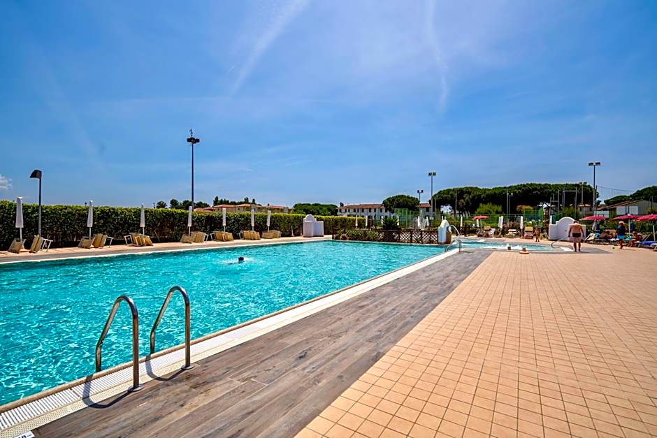 Residence with swimming pool in Mazzanta just 600 meters from the beach