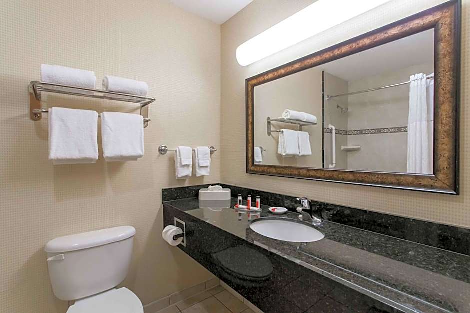 Days Inn & Suites by Wyndham Fort Pierce I-95