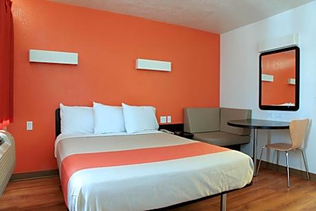 1 Queen Bed | ADA/Tub/Premium/Micfridge